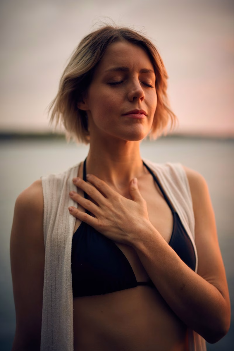 Exercice de respiration et de relaxation avec une main posée sur la poitrine